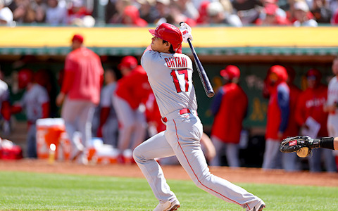 【MLB】今季1号の大谷翔平、136mの特大アーチでエンゼルスの開幕カード勝ち越しに貢献 画像