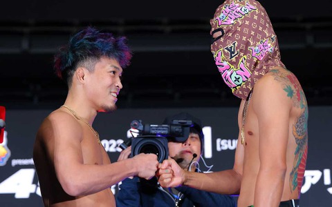 【RIZIN.45】会見“ぶち切れ退出”の芦澤竜誠、覆面姿で計量パス　太田忍とグーパン交わす 画像