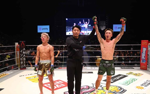 【RIZIN.45】Krush王者・篠塚辰樹、BD戦士を血染め“フルボッコ”で2度ダウン奪い圧倒　敗れた冨澤は号泣 画像