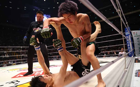 【RIZIN.45】「まるで天心のMMAデビュー」弟・那須川龍心、寝技回避→パウンドで“劇的”TKO勝利 画像