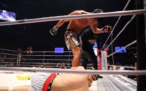 【RIZIN.45】「モテてしゃーないのは俺」皇治、宣言通りのサッカーボールキックでキングカズ息子を撃破 画像