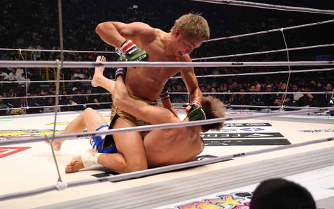 【RIZIN.45】久保優太、安保瑠輝也の「リアネイキドチョーク一本」宣言を覆す一本勝ち　元K-1王者同士のMMA対決を制す 画像