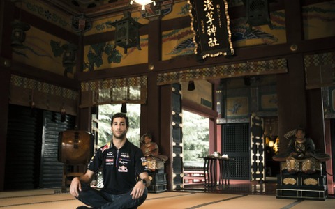 F1日本GPで勝てますようにとダニエル・リカルドが東京・谷中で祈祷 画像