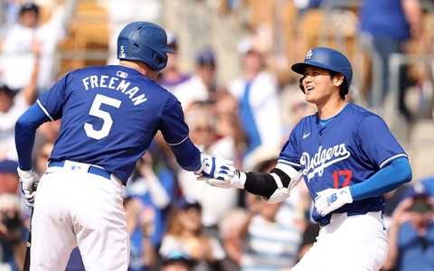 【MLB】大谷翔平、衝撃デビュー弾にフリーマンも笑顔の祝福「この光景には慣れる」　ベッツとの“MVPトリオ”がお披露目 画像