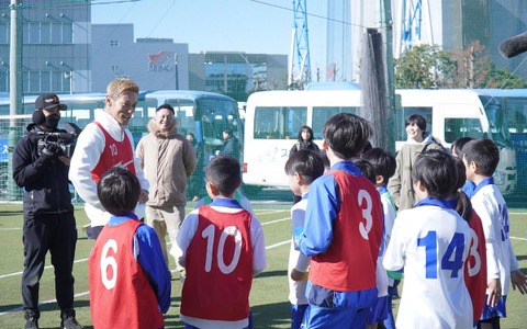 本田圭佑がサプライズ訪問で子どもたちをサポート「プロになるためには……」　“二刀流”で熱血指導「毎回チャレンジしてください」 画像