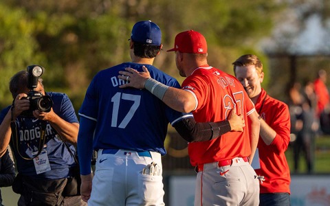 【MLB】大谷翔平とトラウトが再会の熱い抱擁、笑顔で談笑する姿にファン感激「泣けてくる」 画像