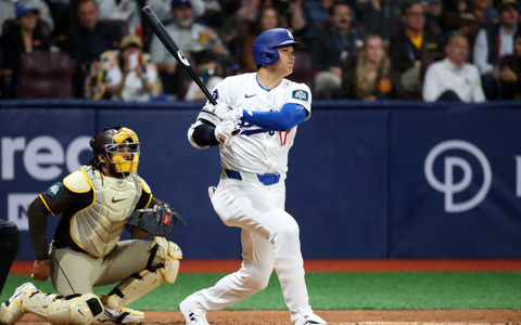 【MLB】「ロケットシングルだ！」大谷翔平の初球打ちに“大谷マニア”も興奮　大乱調の山本由伸を打撃でフォロー 画像