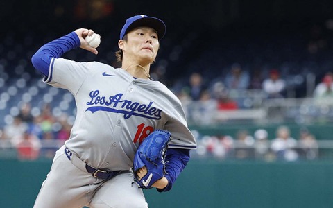 【MLB】「死にそうだった」山本由伸、顔面直撃を防いだスーパープレーも冷や汗タラリ　「たまたま反応できました」と苦笑い 画像