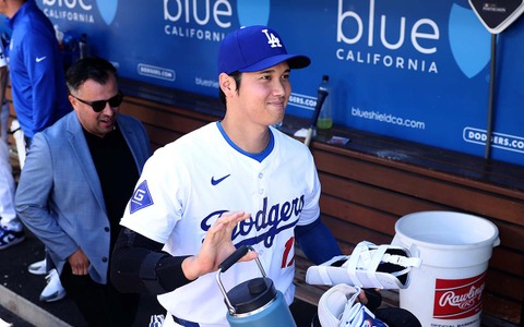 【MLB】大谷翔平、公式がロバーツへの“ポルシェ”贈呈の一部始終をレポート 爆笑会見の指揮官は感謝「私の車はデスクに収まる」 画像