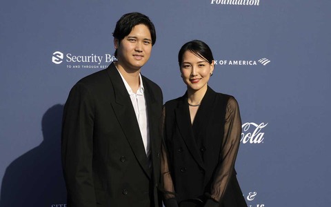 【MLB】大谷翔平と真美子さん、52歳のロバーツ監督に“誕生日プレゼント”を贈る 指揮官は満面の笑み「素晴らしい贈り物」 画像