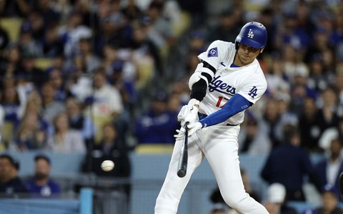 【MLB】「完膚なきまでに叩きのめした」大谷翔平の豪快16号に“大谷マニア”も大興奮 確信歩きの一発にファン熱狂 画像