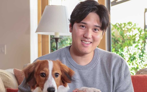 【MLB】「ひょっこりはん可愛すぎる……」大谷翔平、愛犬・デコピンの“1歳バースデーショット”にファン歓喜 画像