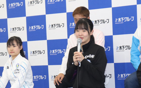 張本美和、パリ五輪へ向けて単複強化誓う スポーツアンバサダー就任の石川佳純さんは「日々成長している」「15歳とは思えない」と賛辞 画像