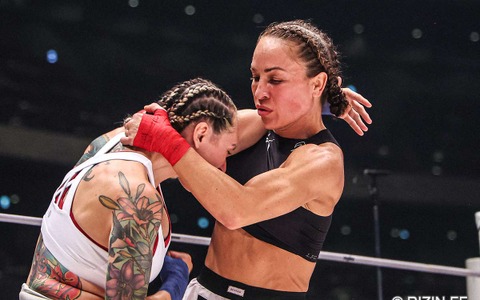 【超RIZIN.3】マッスル美女ファイターの鼻へし折れ「バキッ」……壮絶ベアナックルファイトで豪エマリーが“37秒殺”KO 画像