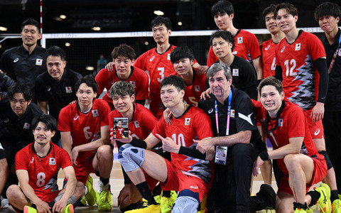 バレー男子にもう一人の日本代表、藤井直伸さんと戦い抜いた激闘のイタリア戦　最後は涙こらえ“全員”で笑顔の集合写真【パリ五輪2024】 画像