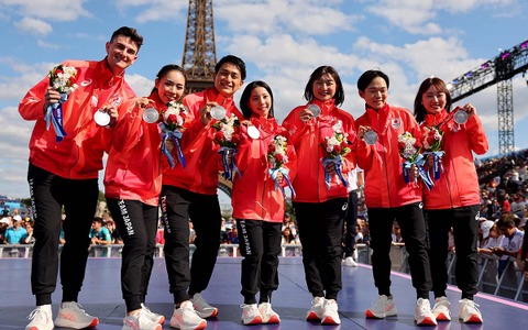 「ウォォ!すごい!」フィギュア坂本花織、2年半越しのメダル授与式が実現 レスリング文田健一郎の金メダルを手に大興奮【パリ五輪2024】 画像