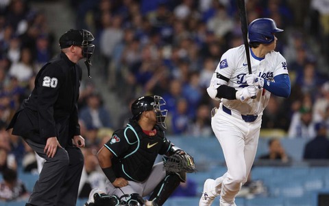 【MLB】大谷翔平、安打で出塁し牽制で挟まれるも……間一髪でタッチかわして帰塁 米メディア「とんでもない窮地から逃れた」 画像