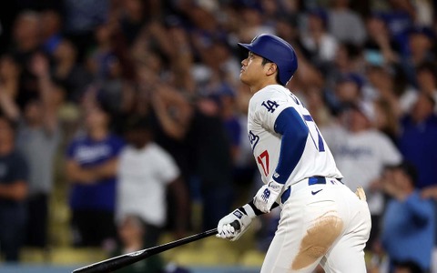 【MLB】まるで映画の主人公　大谷翔平がメットを放って歓喜の輪へ飛び込む「27秒動画」　劇的な40号サヨナラ満塁アーチ 画像