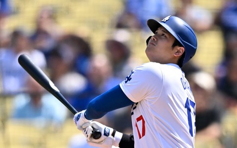 【MLB】大谷翔平、WS優勝記念ボード直撃の“特大&高速弾”で史上初「46-46」達成 「自己最多まであと1本」 画像