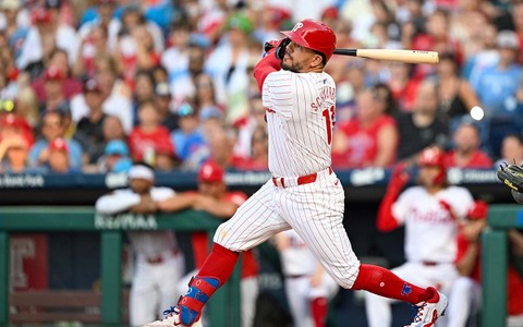 【MLB】“8戦7発”シュワーバーが先頭打者アーチ14本のメジャー新記録 35号で大谷翔平と11本差も……左肘の痛みで途中交代 画像