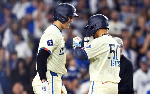 【MLB】大谷翔平、ベッツ18号に“ガッツポーズ”でダイヤモンド一周　本塁では笑顔で喜びを分かち合う 画像