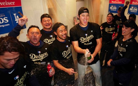【MLB】「デコイはパーティーの準備ができている」大谷翔平の元へ向かうデコピンの写真が話題　抱えられたまま移動する姿にほっこり 画像