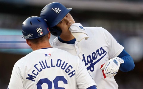 【MLB】ドジャース一塁コーチ、大谷翔平からの“惜別プレゼント”に感激 「ヘルメットをぶつけ合う絵にサインしてくれた。大切に保管する」 画像