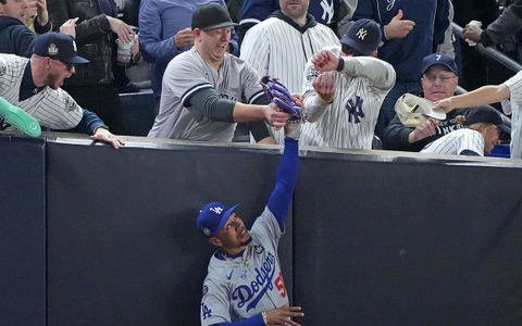 【MLB】WSでベッツの捕球をグラブ掴んで妨害、史上最悪の観客ふたりが「全スタジアム無期限追放」に 画像