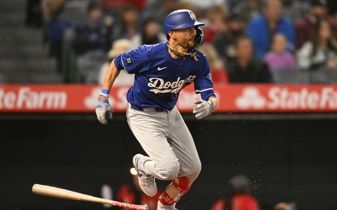 【MLB】体調不良のベッツが米国開幕前のOP戦で“復活”　公式は「守備面で大きな影響」と評価、ロバーツ監督も太鼓判「事態は好転」 画像
