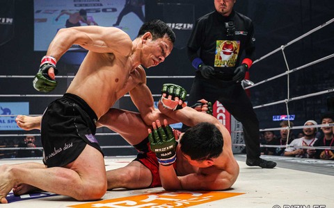 【RIZIN.50】セコンドの平本蓮が早々に“敗因分析”か……赤田プレイボイ功輝、ダウンを奪い合う“流血マッチ”も魚井に敗れ2連敗 画像