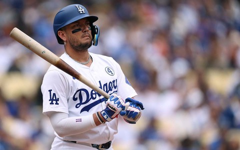 【MLB】ド軍大量失点で36歳ベテラン内野手が“火消し” 山本由伸のグローブで物真似も披露「このメカニックを誰から学んだ?」 画像