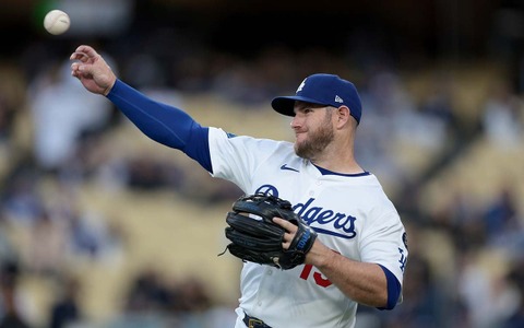 【MLB】不振のマンシー、守備でも送球ミスで精彩欠く　ドジャースファン憤慨「投げるたびに宝くじを引いている気分」 画像
