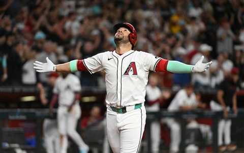 【MLB】Dバックスの33歳が見せた衝撃4発に本拠地騒然「歴史的なこと」 史上19人目の快挙達成のスアレスが本塁打王争いで急浮上 画像