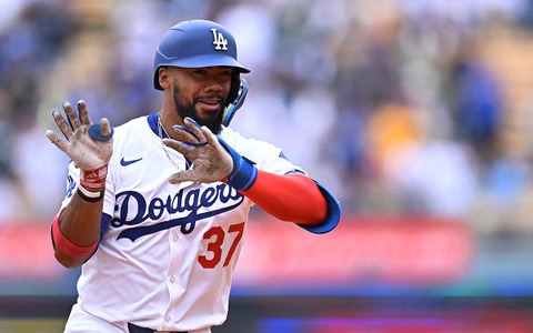 【MLB】「テオスカーが通算200本塁打!」T・ヘルナンデスの“偉業達成”8号に球団公式も歓喜 2戦連発で大台到達 画像