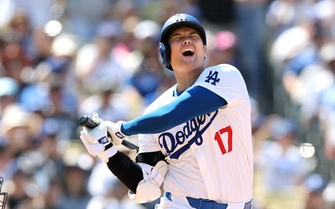 【MLB】「うおおお!」大谷翔平が思わず絶叫、抜けたシンカーが顔面付近を通過する“アクシデント”に驚愕の表情見せる 画像