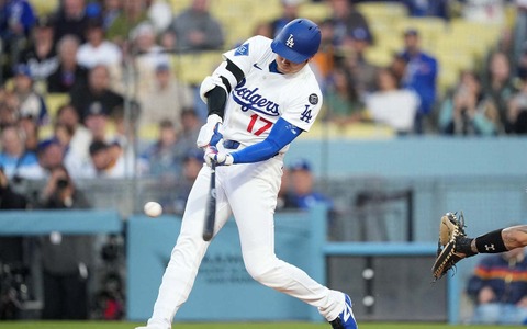 【MLB】大谷翔平、184キロ7号に公式脱帽「父親のパワー」 初回に見せた“パパ1号”に会心ガッツポーズ、本拠地も大熱狂 画像