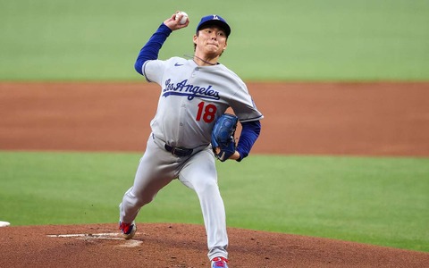 【MLB】山本由伸ヒヤリ、あわや“顔面直撃”の弾丸ライナーを好捕 公式称賛のファインプレー「171キロを奪い取った」 画像