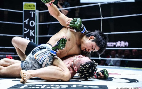 【RIZIN】「右目の上が膨らんでいる……」ヒロヤ、無慈悲の鉄槌で篠塚辰樹にTKO勝ち 左腕を封じた“圧勝劇”にスタンディングオベーション 画像