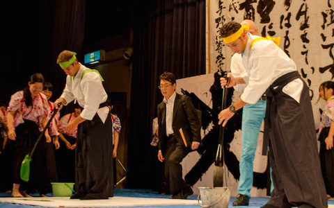 【ツール・ド・フランスさいたまクリテリウム14】海外選手が日本文化に触れる交流会　書道と茶道を体験 画像