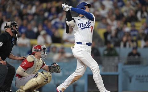 【MLB】大谷翔平、終盤劣勢で3試合連発“185キロ”豪快16号アーチ 球団公式歓喜の一発「ついにメジャートップに躍り出たぞ」 画像