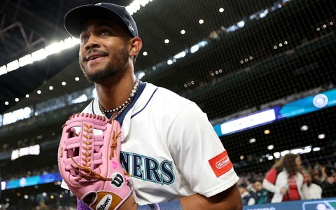 【MLB】「今週のスーパープレー集」前代未聞、外野手2人の連携本塁打キャッチ　イチロー“愛弟子”フリオの好捕連発ほか【5月11日～17日】 画像