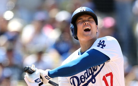 【MLB】大谷翔平、CY賞右腕の得意球カットボールに「自打球連発」で苦笑い　“苦悶の表情”でトレーナーもヒヤリ 画像