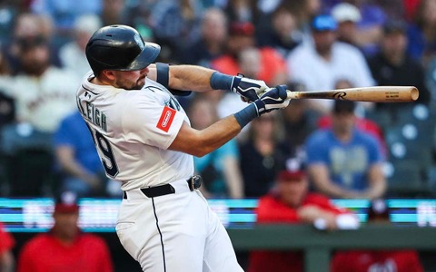 【MLB】マリナーズの“ロマン砲”ローリー、ジャッジ追い抜くALトップの18号19号連発　米記者注目の捕手史上最速ペース「開幕53試合で……」 画像