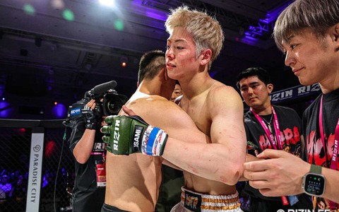 【RIZIN】三浦孝太、顔面から“大量出血”で4連敗……激しい鉄槌→膝を顔面に打ち込まれ1R2分46秒でレフェリーストップに 画像