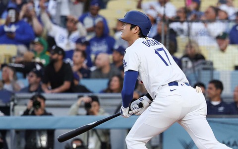 【MLB】大谷翔平、元同僚右腕から強烈“172キロ”右前打 ベース上でマウンドへ思わず「ニヤリ」 画像