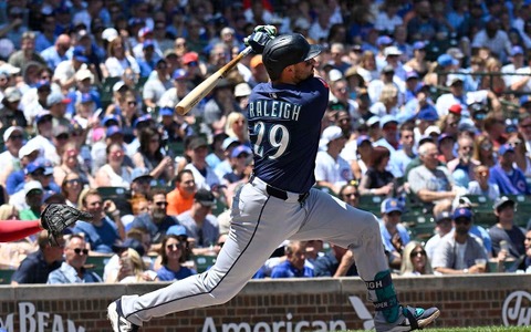 【MLB】マリナーズ主砲ローリー、今季6度目の1試合2発“28号29号アーチ”でジャッジに3本差　米記者驚愕の「捕手史上最多本塁打」 画像