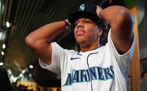 【MLB】「衝撃的だ」マリナーズの逸材“両利き投手”がプロデビュー　メジャー公式も熱視線「右で99マイル、左で92マイルを計測」 画像