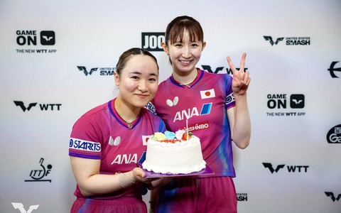 伊藤美誠、早田ひなへ25歳の誕生日サプライズで満面笑顔　“みまひな”ペアのダブルス復活戦はインドペアに逆転勝ち【卓球・USスマッシュ】 画像