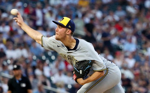 【MLB】驚愕の100マイル超え「89／216球」　ブルワーズ23歳怪物右腕、史上最少“デビュー5登板”でAS選出に涙「言葉が出ないよ……」 画像