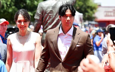 【MLB】大谷翔平、真美子夫人と2年目のレッドカーペットへ……長女は不参加「まだ歩けない」　昨年は“デコピンスーツ”でも話題に 画像